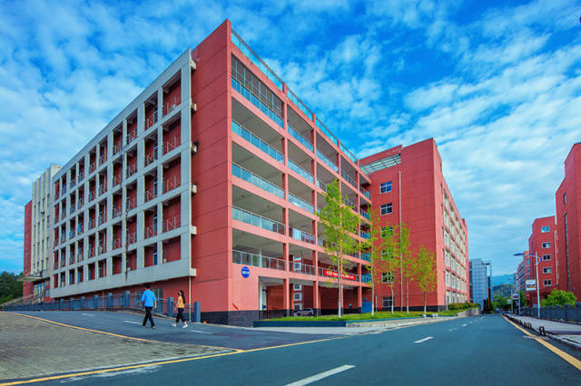 省十堰市,坐落着一所以汽车命名的优秀高校,它就是湖北汽车工业学院