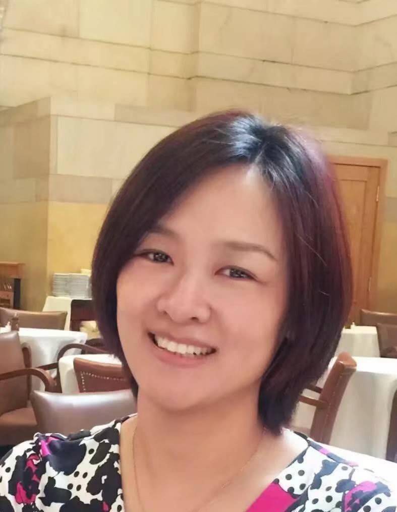 央视主持李小萌素颜出镜,肤色暗沉像老太太,跟电视里差距很大!