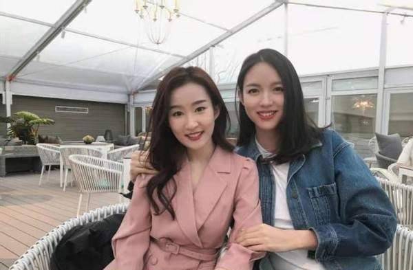 央视春晚三美同框,张梓琳穿碎花裙孕肚明显,比奚梦瑶何穗还高_造型