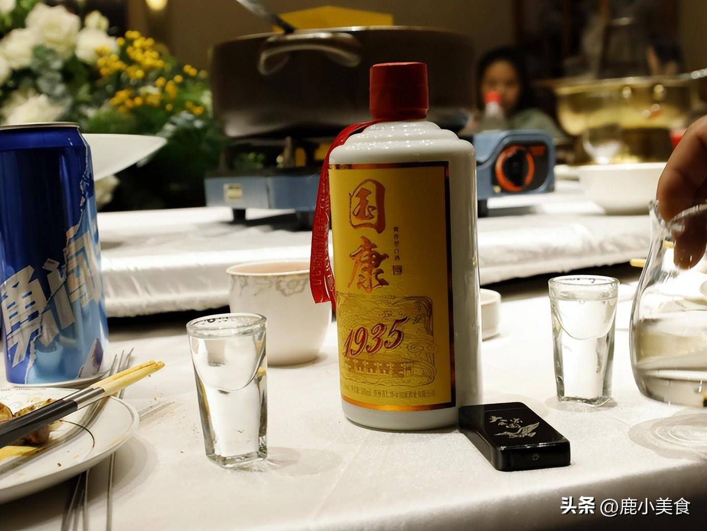 出名,在原茅臺酒廠工作了37年,退休以後又加入到了國康酒業成為釀酒