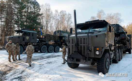 m1070a0重型半挂运输车奥什科什卡车公司为美国陆军研制的一种重型