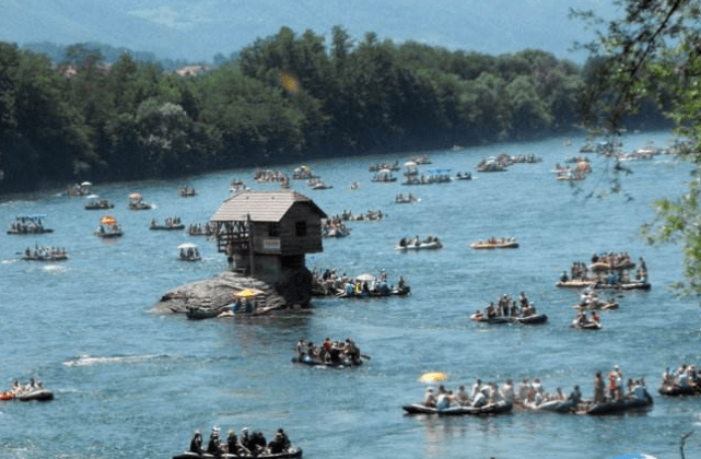 世界上最“奇特”的钉子户，屹立河中央数十年，现成为旅游景点