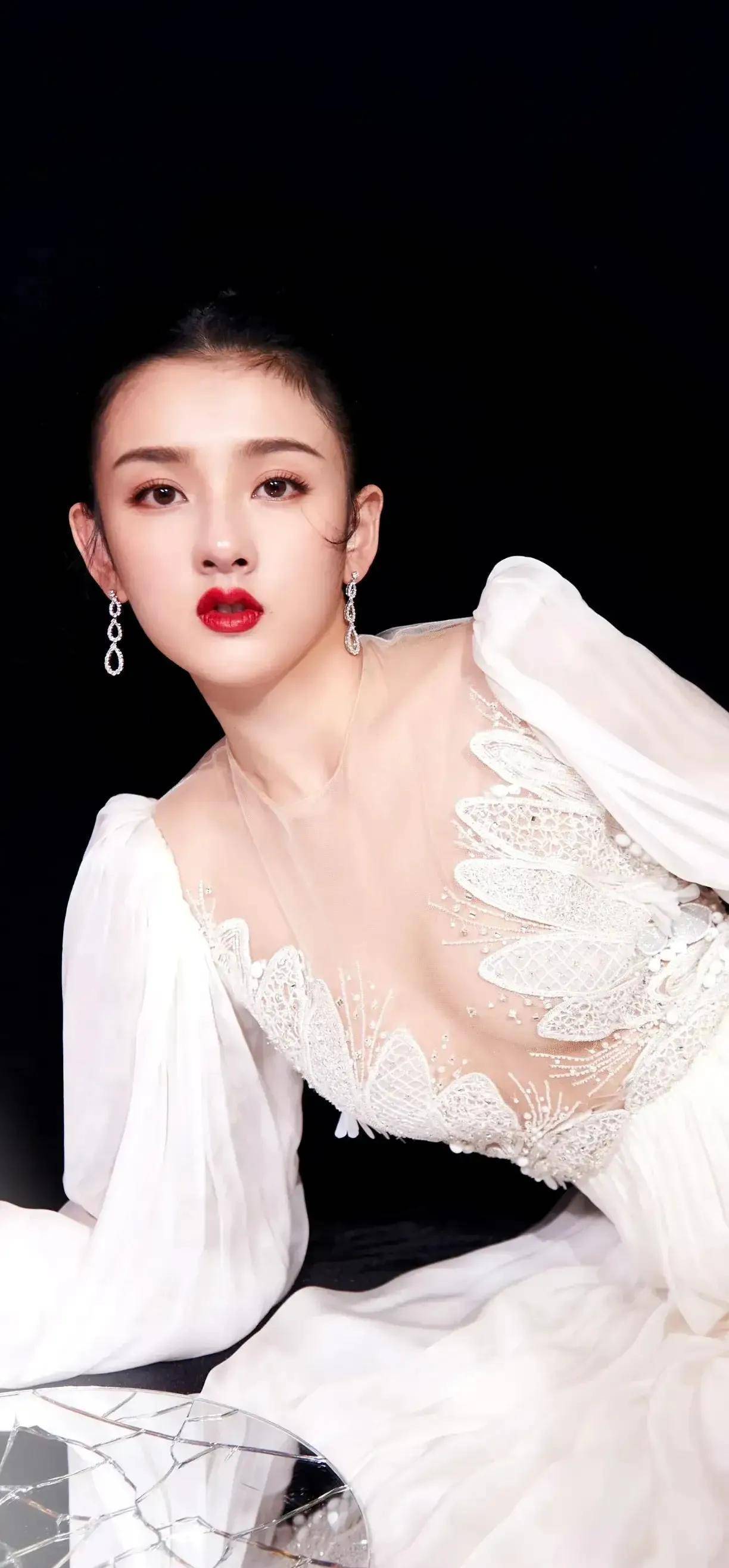 李一桐是1990年9月6日在山东省济南市出生的,是中国内地女演员,毕业于