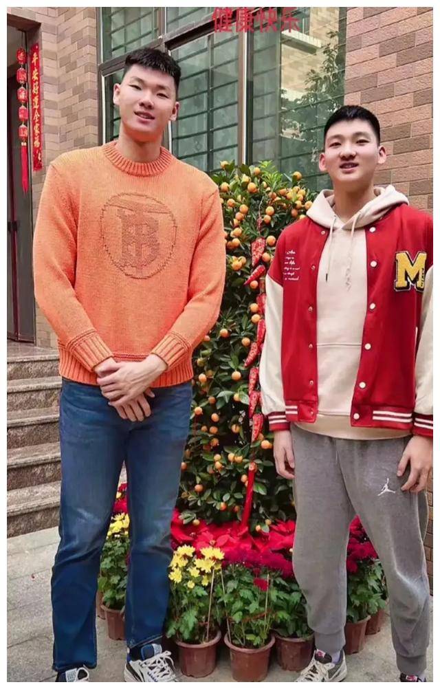 身高接近2米,潜力不输哥哥,范子铭弟弟颜值惊人,朱芳雨捡到宝_范子红