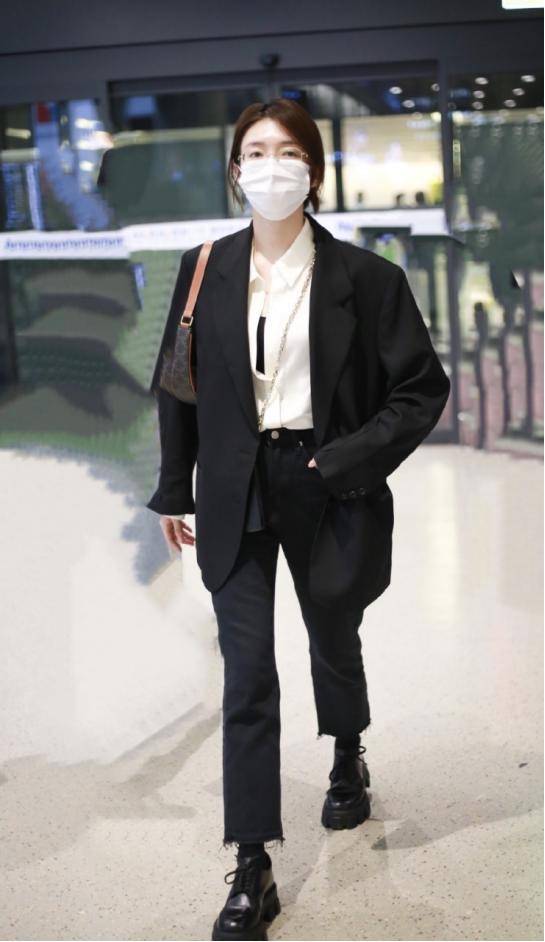 江疏影最新私服,黑色西装搭配白色衬衣又酷又知性,尽显职场风格_造型