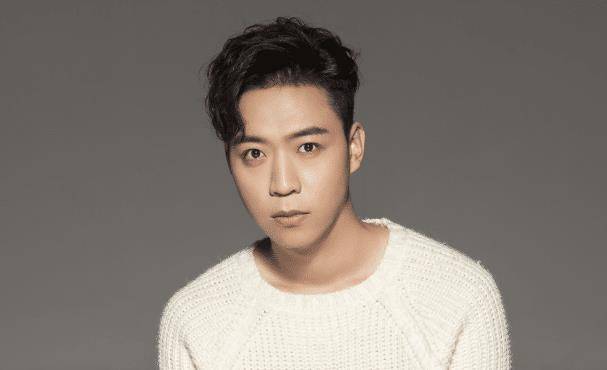 中戏导演系毕业的谢帅,不仅演过很多话剧,事业也有很不错的发展_时候