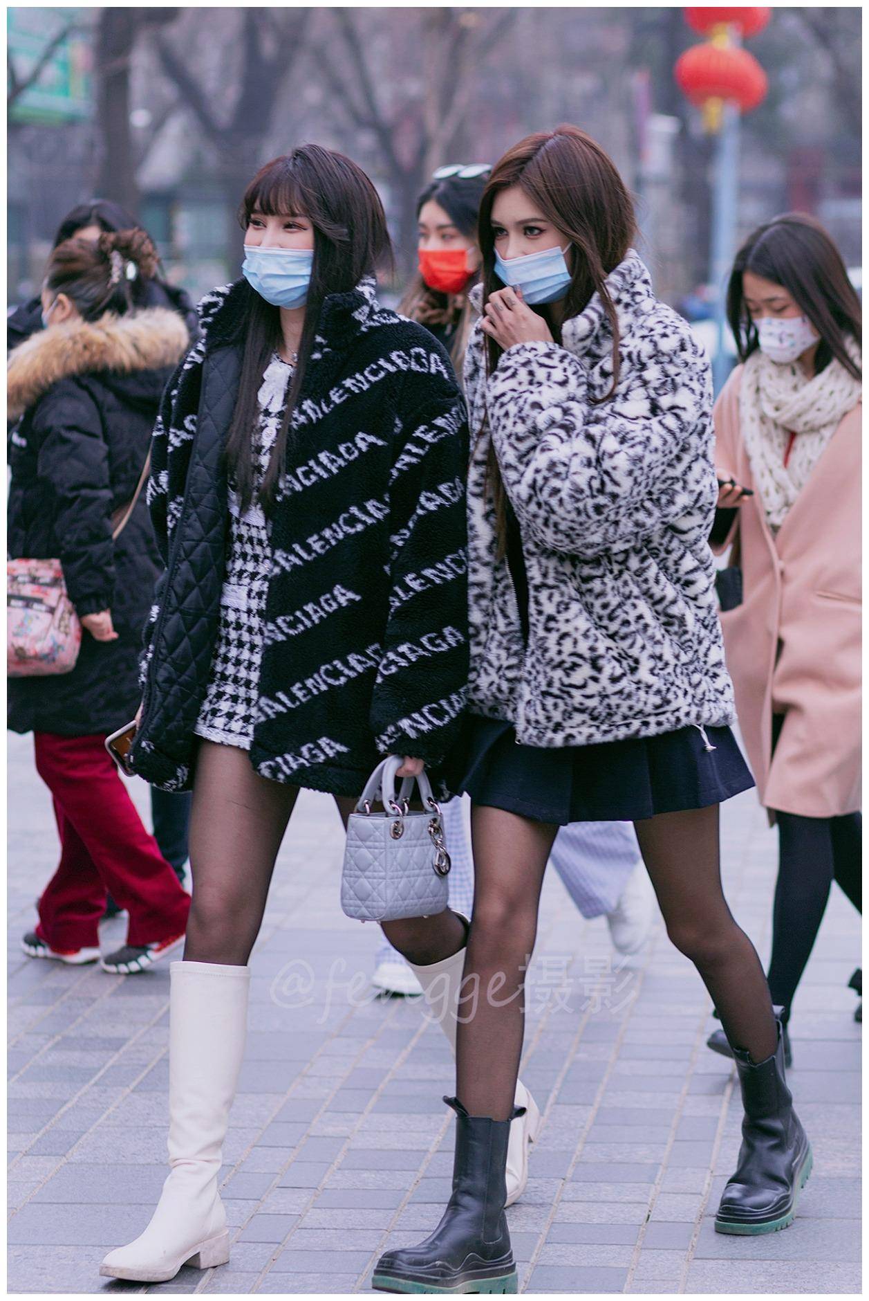 街拍:两个美女好闺蜜同穿小裙子皮靴黑丝袜,谁更时尚谁更美?