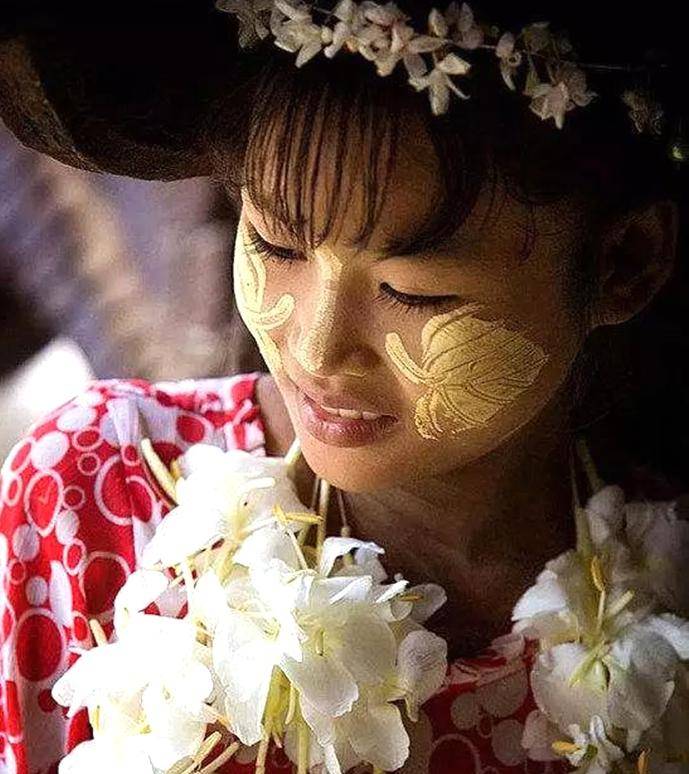 缅甸女孩没有涂特纳卡的缅甸少女缅甸妇人与小孩