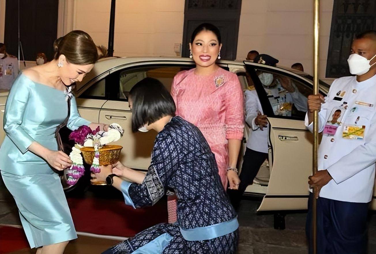 王和诗妮娜穿了几套过生日,现在的贵妃比王后还漂亮_苏提达_国王_妃子