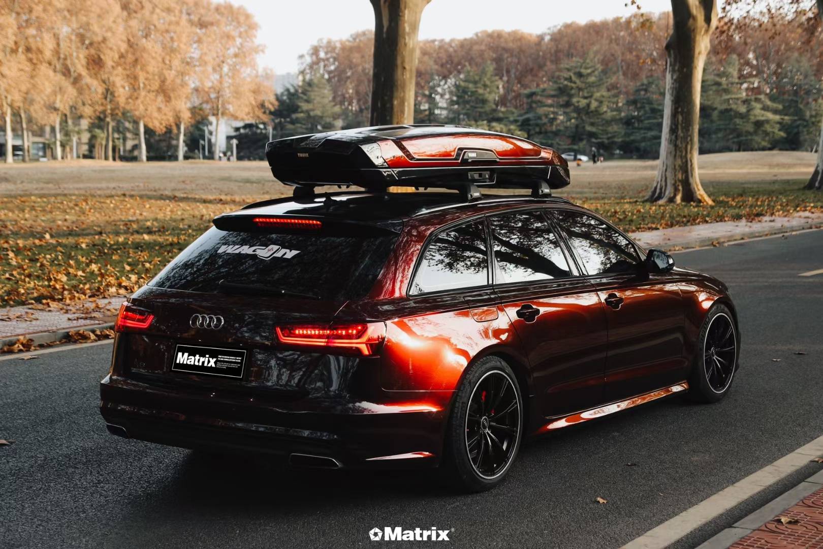 奥迪a6avant矩阵改色膜流光黑魅红,黑与红的色彩变换浮现_质感_案例