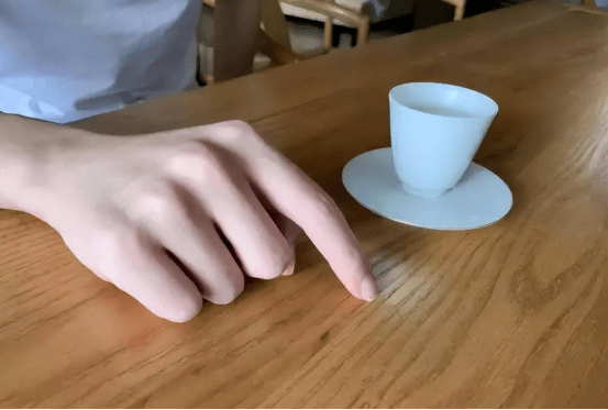 给人倒酒时,对方"敲桌子"到底什么意思?