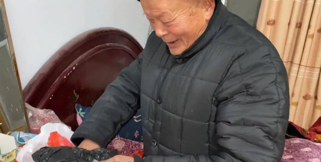 75歲老人早出晚歸蹦爆米花,半輩子攢下一萬塊錢,只為完成一件事_賈