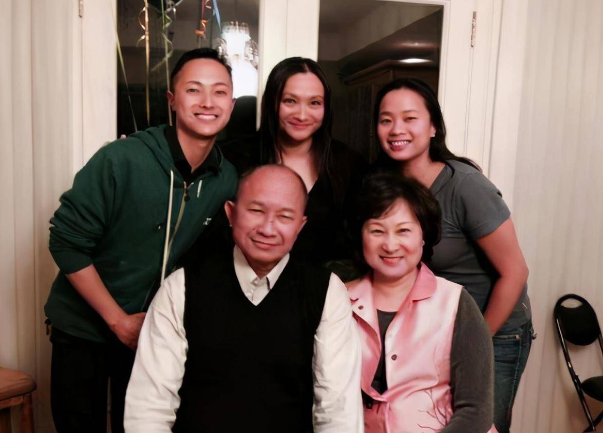 导演吴宇森女儿喜得千金,独自做试管借精生女,却得到全家支持_吴尚方