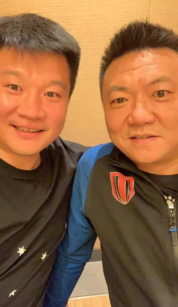 两名前国脚同框出镜,加起来90岁,一人弯弓射雕,一人号称大侠_魏群