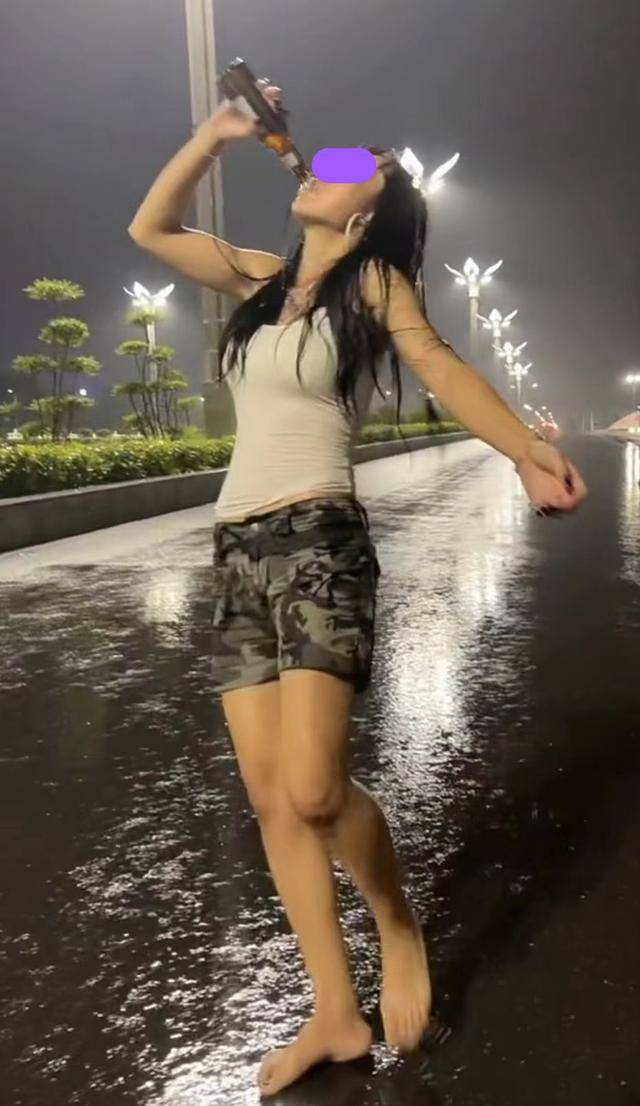 为了缓解压力,光着脚丫走在马路上,手上还抓着一瓶