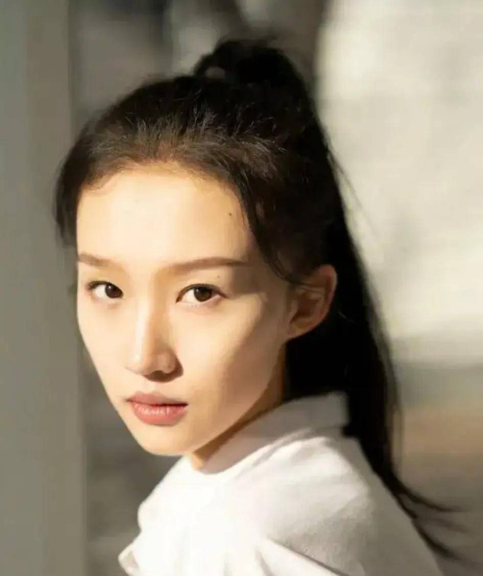 从最新的少女王嘉怡,一路看张艺谋的审美,一直以巩俐为模板_章子怡