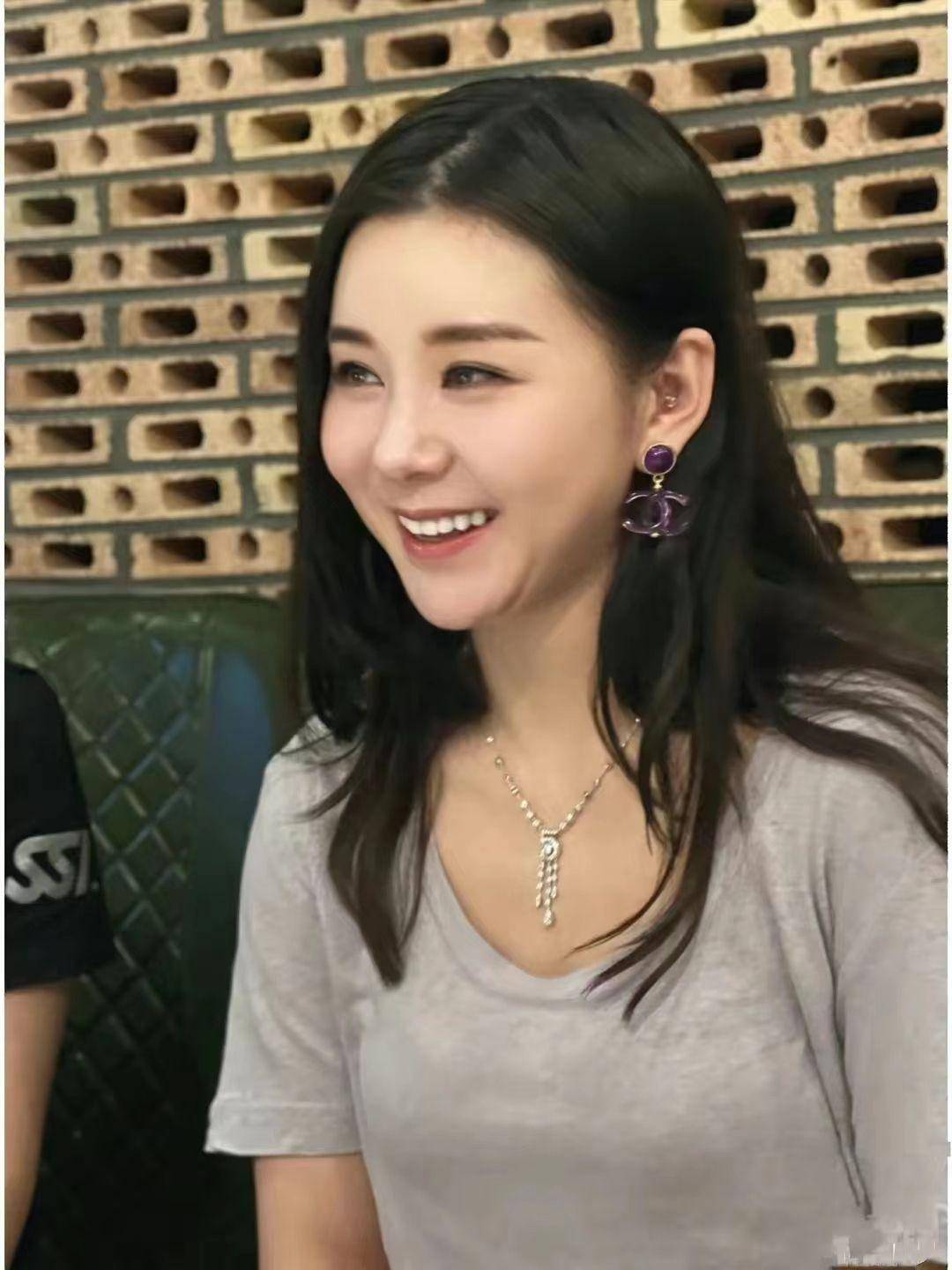 李小萌又胖了!胖出双下巴戴万元耳饰像阔太太,淡妆更显幼态了