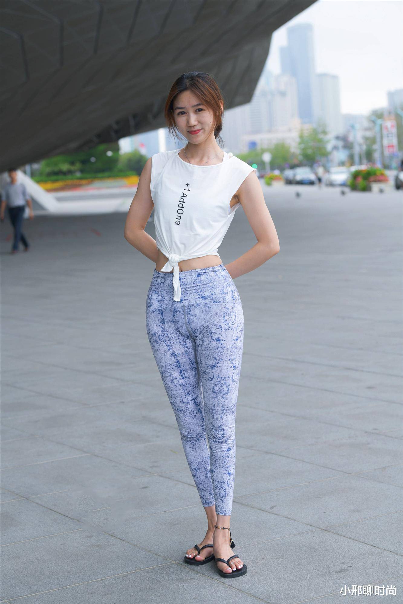 简单又大方的极简风格,白色背心搭配打底裤,尽显丰腴的美_气息_感觉