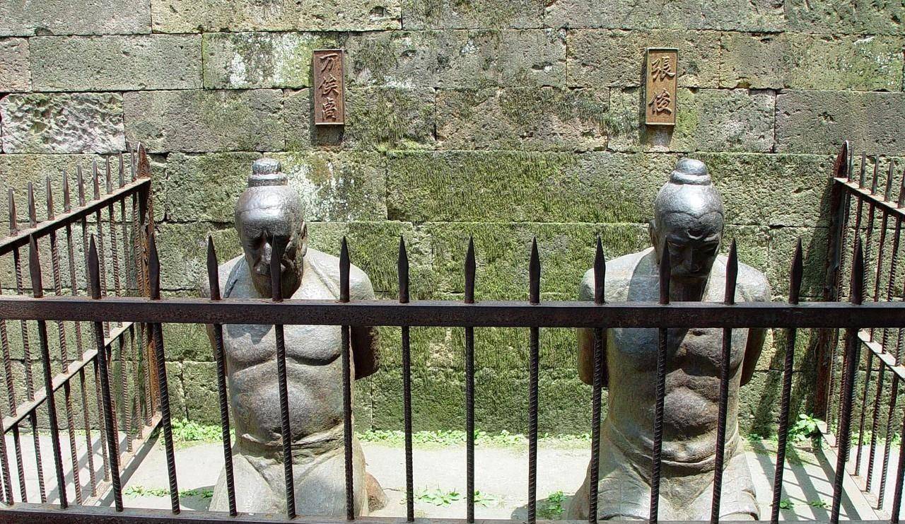 到了浙江省杭州市西湖边栖霞岭下的时候,你可以去岳王庙中侧岳飞墓去