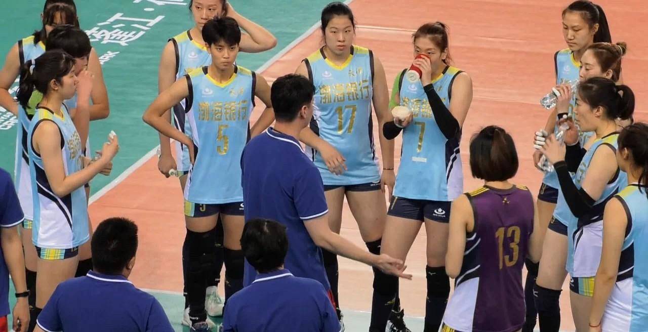 女排首发:主攻陈博雅,刘美君,副攻李雅楠,夏思佳,二传孟豆,接应杨艺