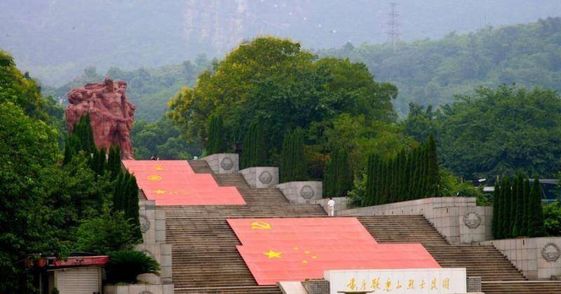 江姐犧牲後,她與許多革命先烈葬於重慶歌樂山烈士陵園,陵園建於白公館