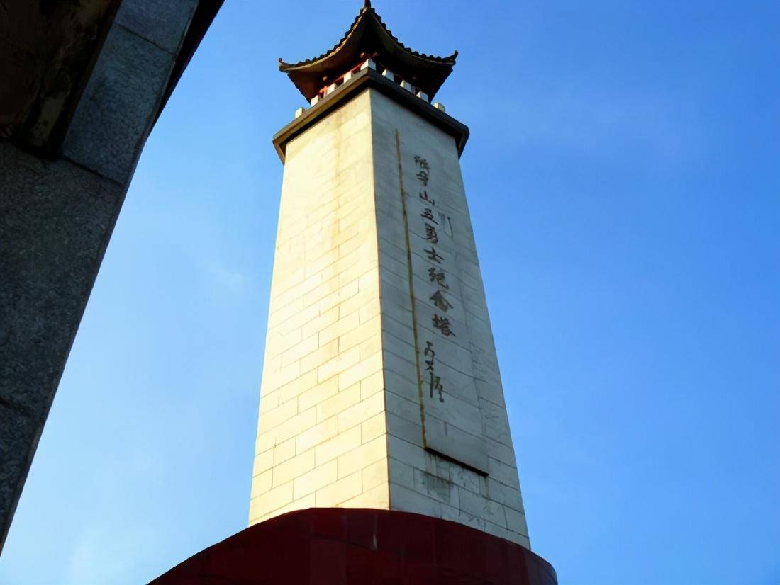 冯赣勇)来狼牙山旅游,从山下仰望,矗立于山顶之上的狼牙山五勇士纪念