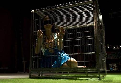 晚清时期,一19岁"王爷的女儿"被卖到欧洲,关在囚笼中供人观看_梅阿芳