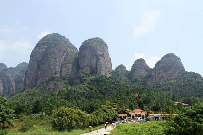 九连山北连龙南,全南,定南,东北接武夷山脉,东连和平,西接翁源,南延伸