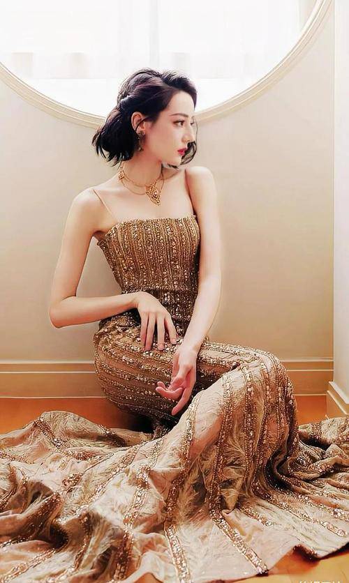 奇葩礼服哪里找,各大红毯瞧一瞧,女明星为博眼球各出奇招?