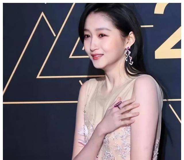 假摔,衣服滑落,红毯钉子户,明星走红毯尴尬瞬间,既搞笑又心酸_摔跤_陈