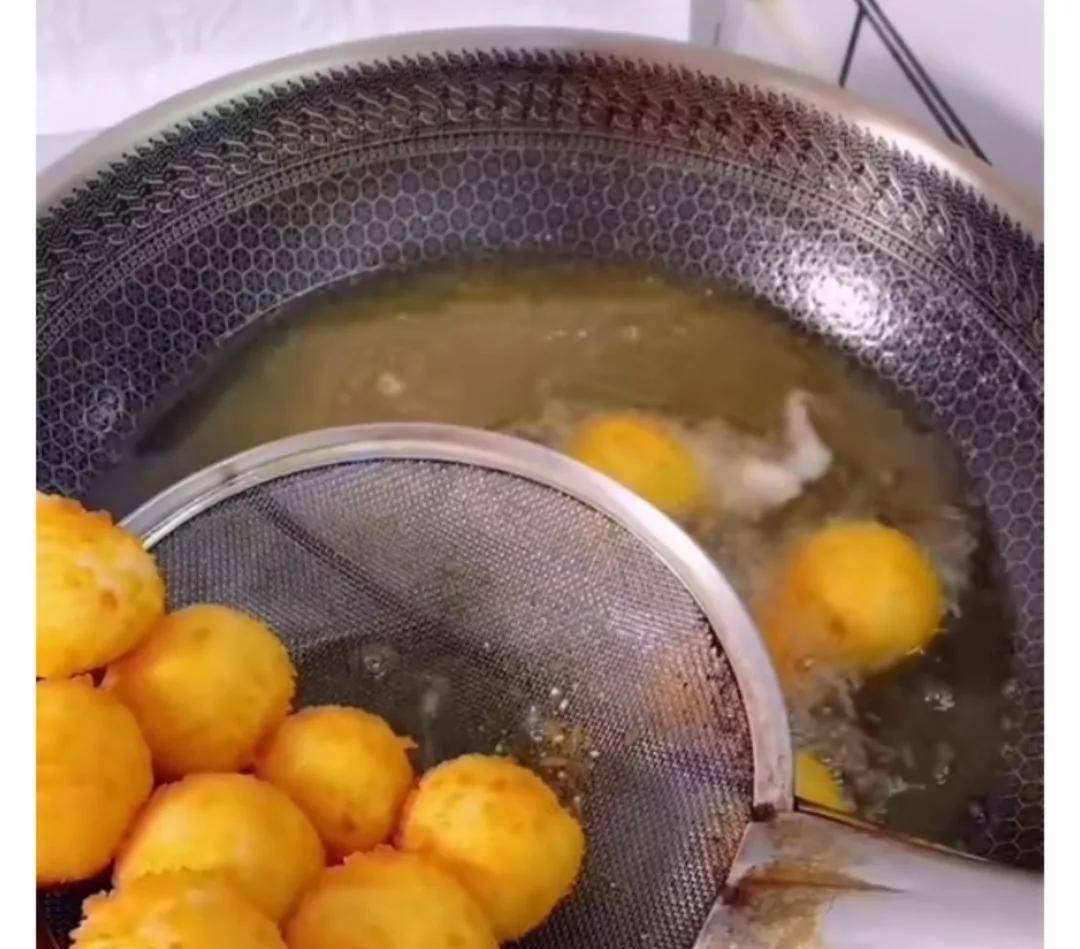 男子油锅炸元宵秒变大型翻车现场 网友:元宵很快乐!_先生_东北_女人