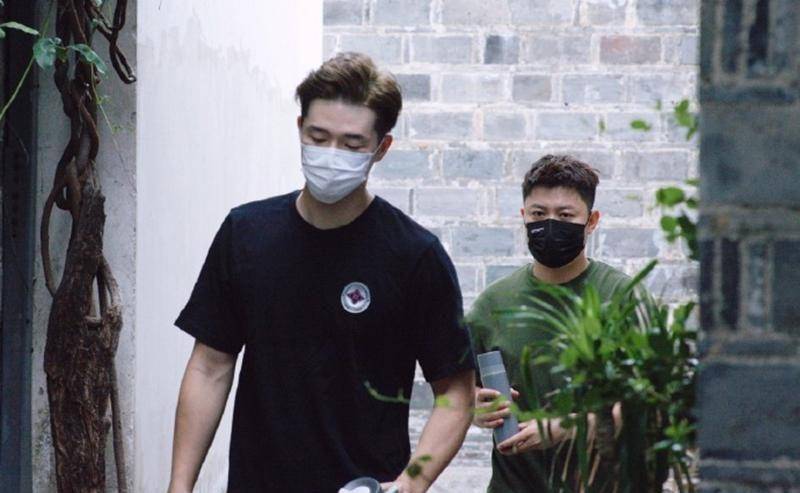 德云社师爷谢金发文,晒李鹤东床照引热议,"金东"的感情是真好