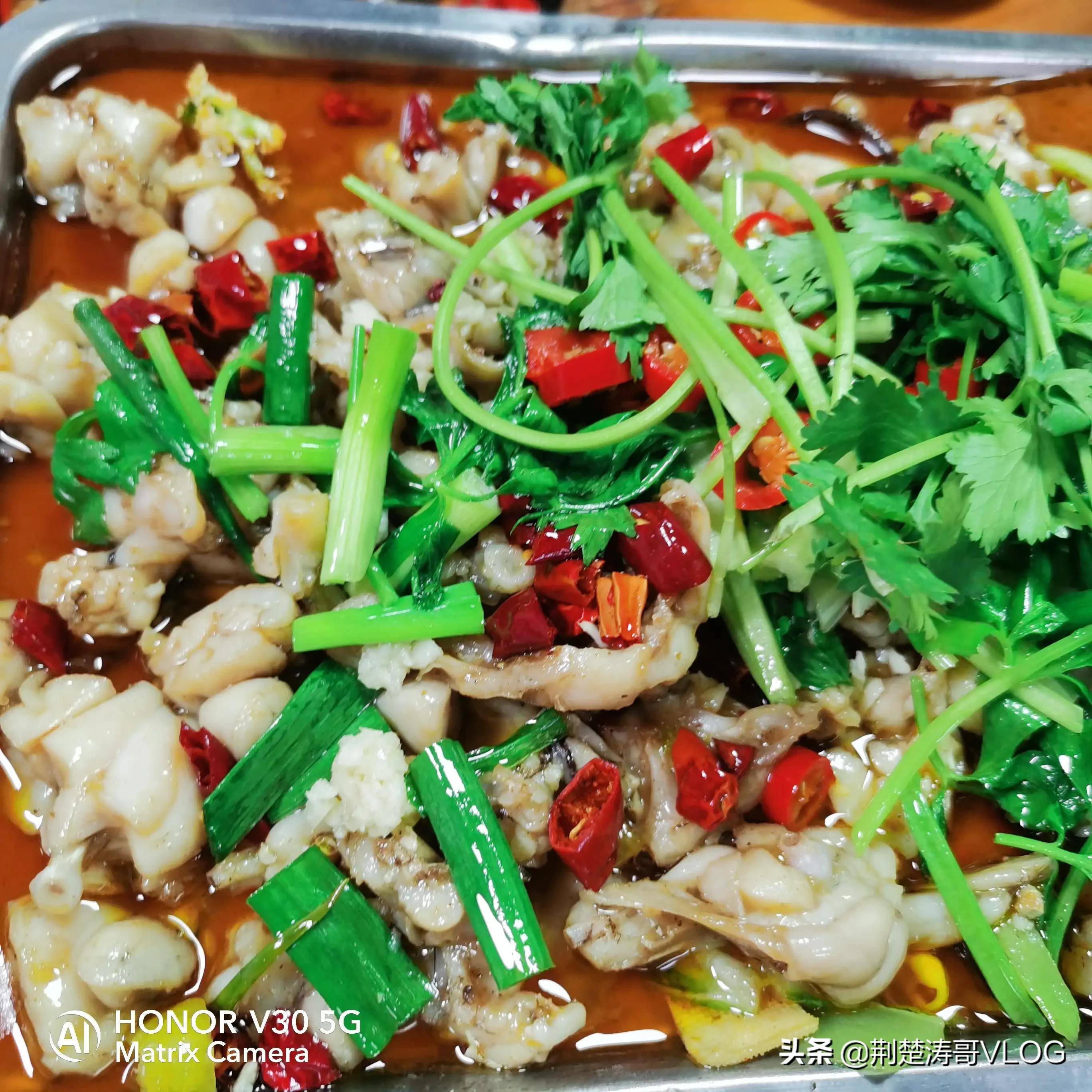 水煮田鸡小时候家里穷,爸爸也经常在田间抓,我们那边主要用的是一种独