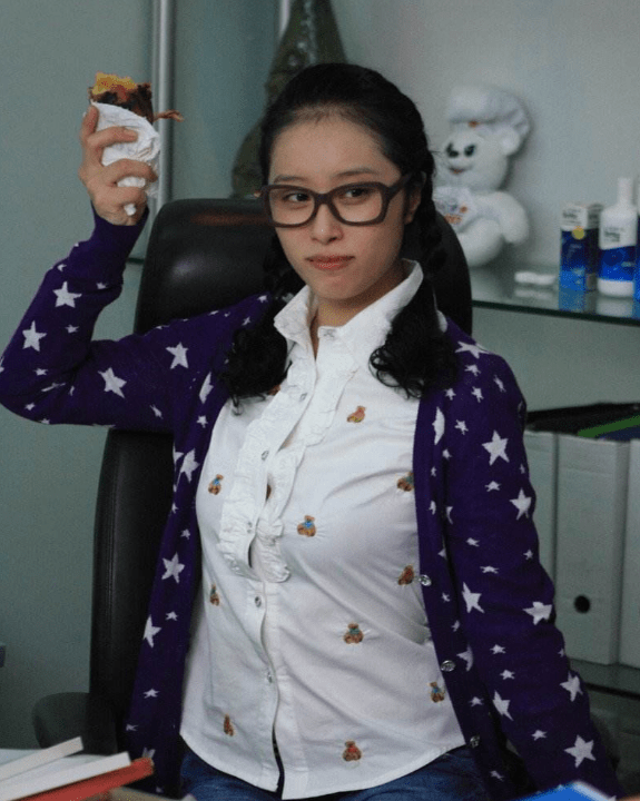 当时的时候电视剧里面的女主角是林无敌,这个丑女的角色是李欣汝饰演