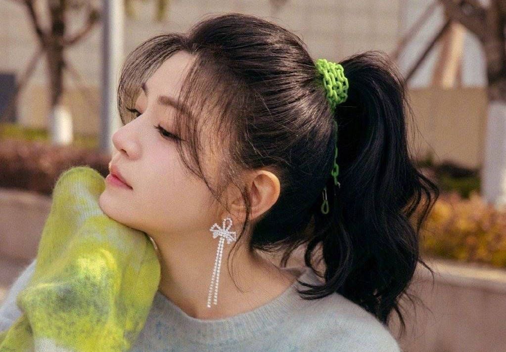 陈妍希高马尾发型青春有活力 漫步球场阳光感十足-搜狐大视野-搜狐