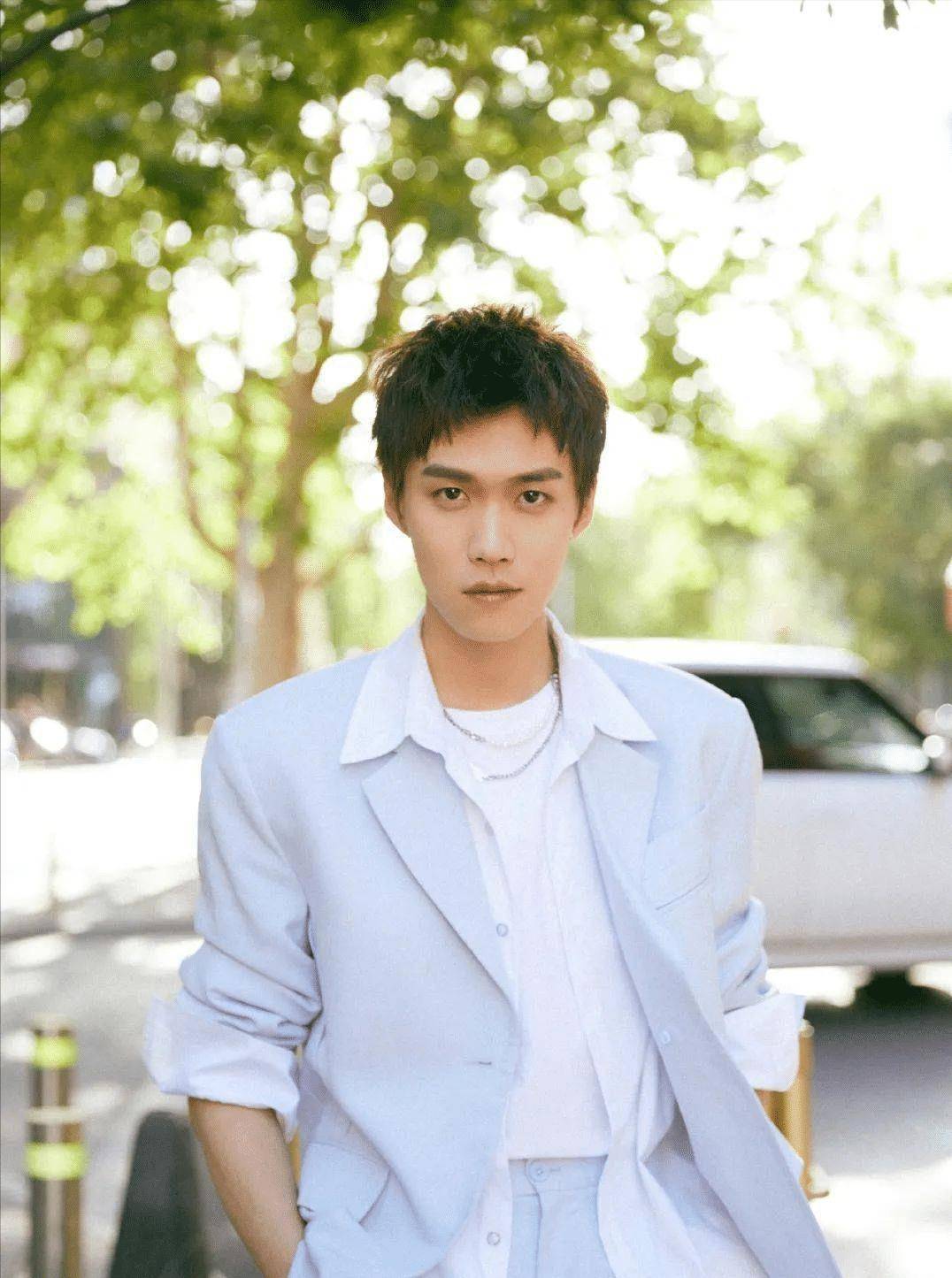 通过校园霸凌事件,寇忱和霍然以及98下三剑客们成为了过命的兄弟.