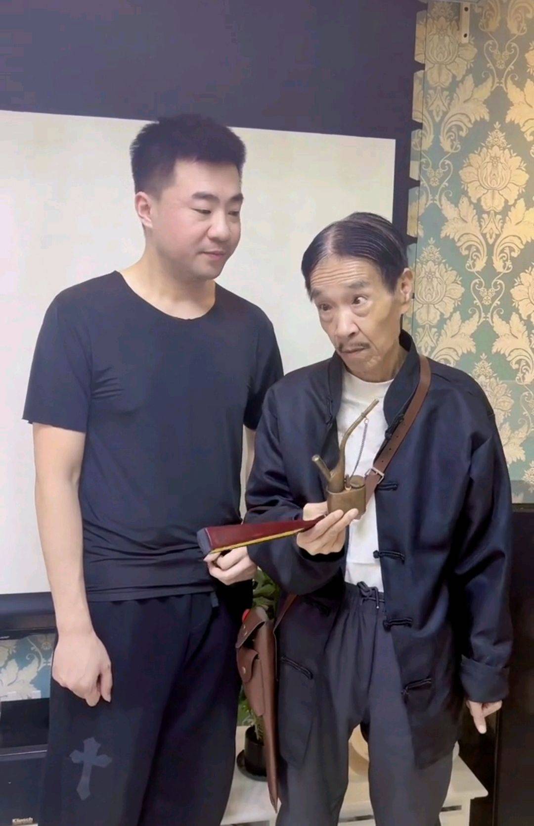 77岁颜冠英再扮"贾队长",与邻居演名场面,旧搭档熊伟不见踪影_视频