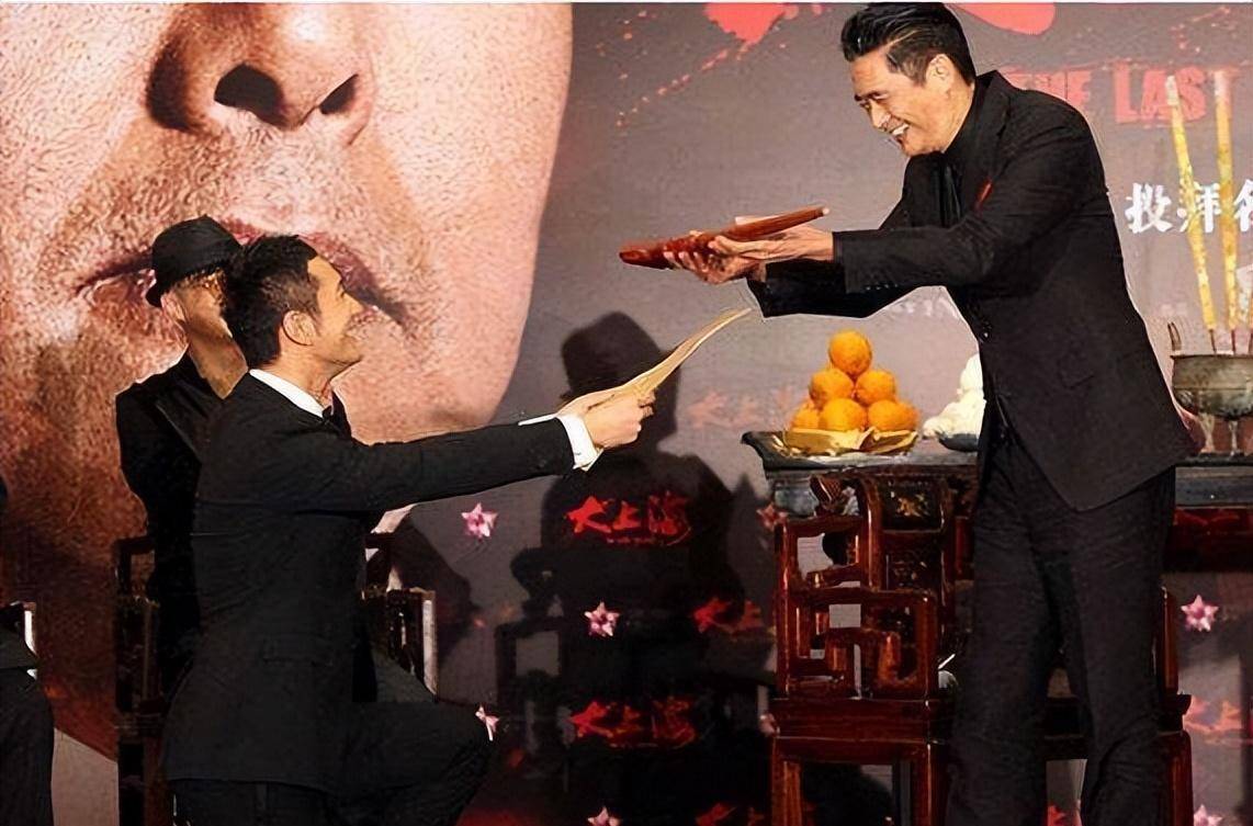 《大上海》时遇到周润发才最终拜了师,2012年底黄晓明递拜师贴,跪拜
