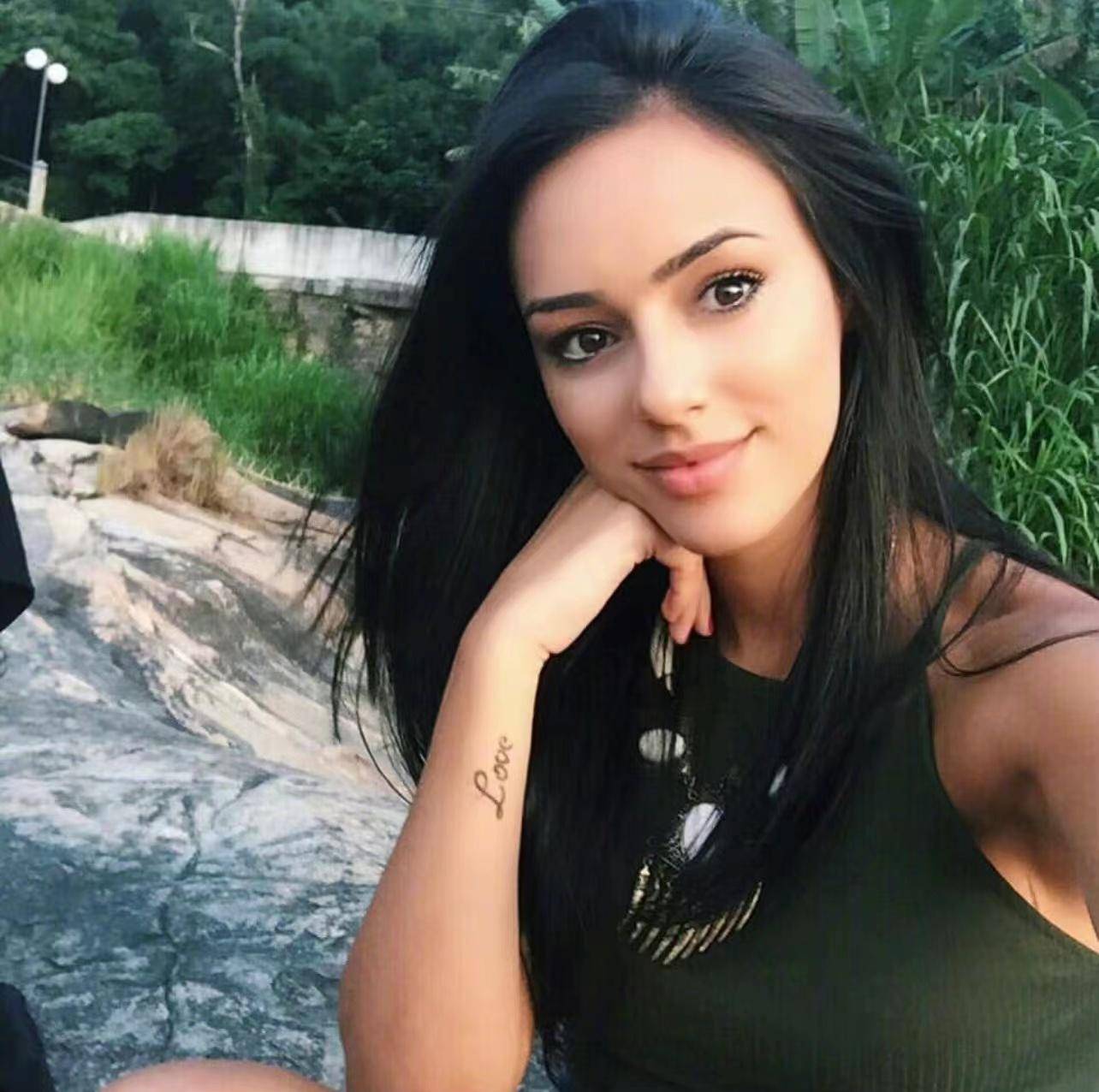 穿包臀裙舌吻男友宣示主权,丰唇后没有以前美_布鲁娜·玛_卡戴珊_高调