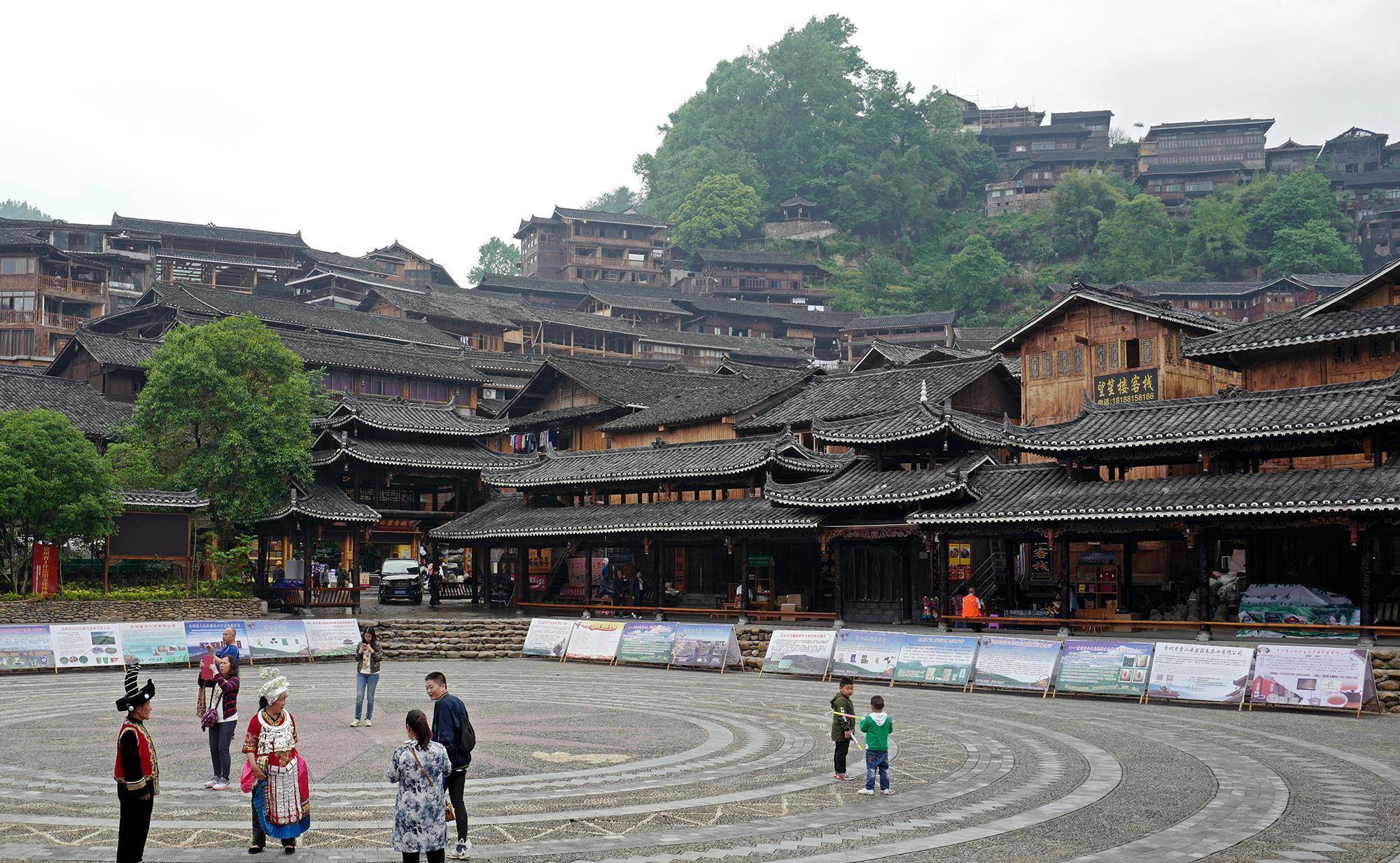 贵州西江千户苗寨,中国最大的苗族聚居村寨,景色美如世外桃源_吊脚楼