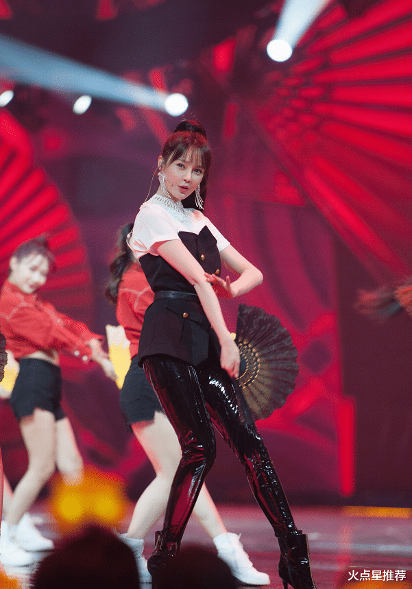 沈梦辰才是真正"腿精",大胆挑战"无痕裤",双腿间没有一丝缝隙_造型