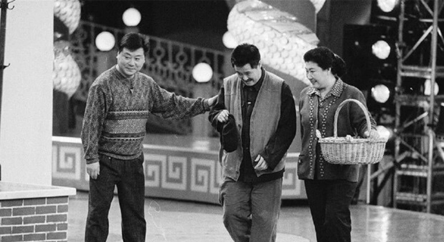 心目中的春晚,图为1996年,央视春晚彩排现场,小品演员赵丽蓉和巩汉林