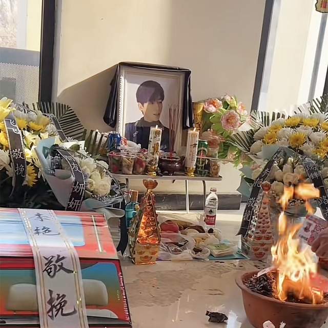 曝光的画面中,庄慕卿父亲不断往火盆中加入纸钱,口中念念有词,两边则