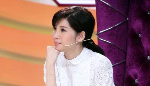 美女主持人沈星晒照,网友:好漂亮有气质,也有几根白头发了!