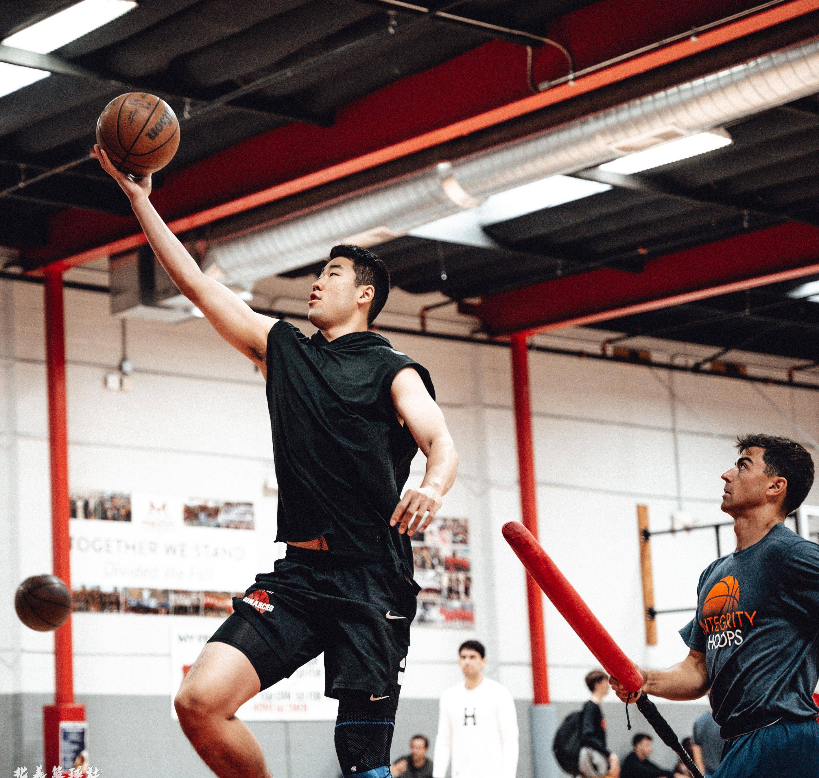 王泉泽现身广州队合练,宾大商学院毕业的他只是个狡猾商人?