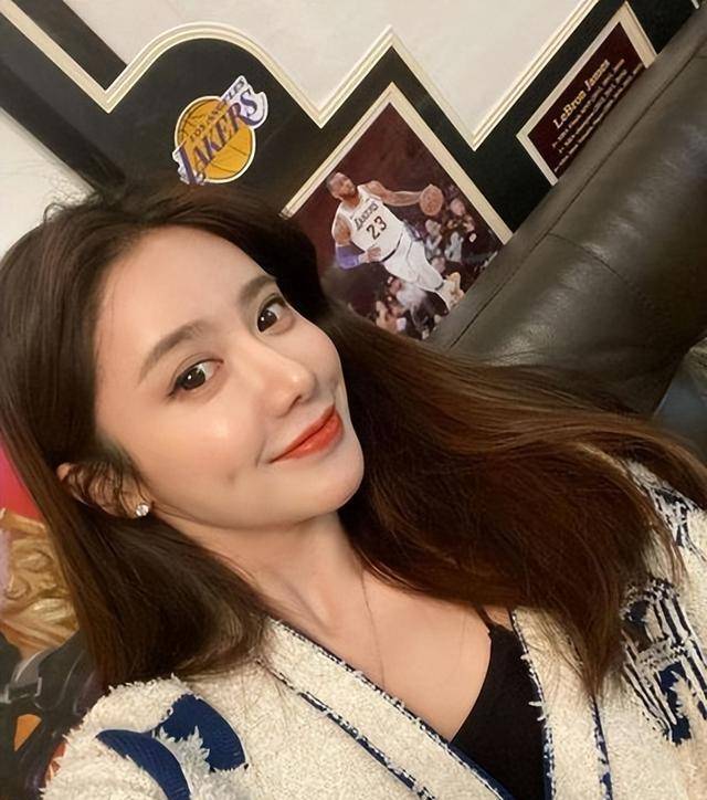 美丽的女主播米娜哽咽了!她称赞詹姆斯:莫道桑玉迟到了,夏仍然满天飞