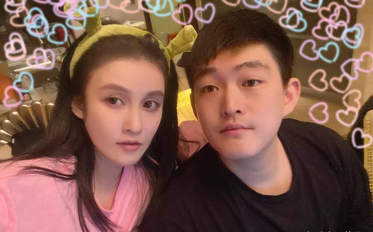 赵本山儿子赵一楠与女孩亲密合影曝光,曾被传与女网红热恋_直播间