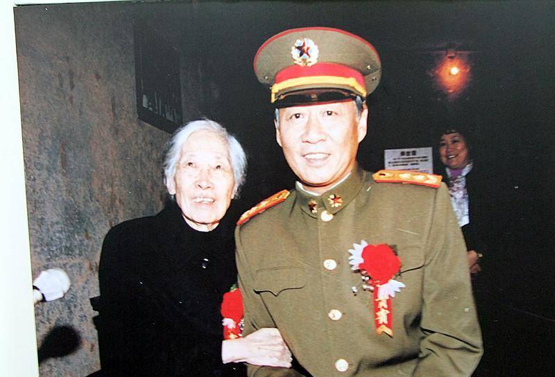 85岁的王光美去世后,葬礼上来了两个中年人,让人不禁热泪盈眶_刘少奇