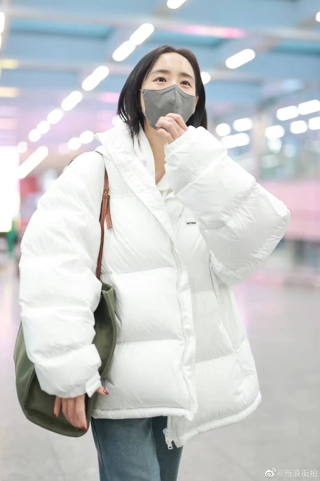 《流浪地球2》女主角王智现身机场,白色羽绒服配牛仔裤,休闲时尚