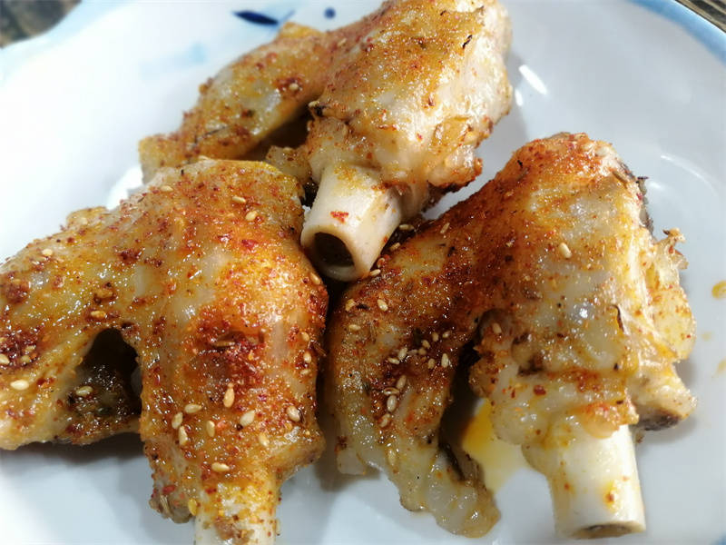 当时开发烤羊拐脖这道新品时梁建国可真没少下功夫